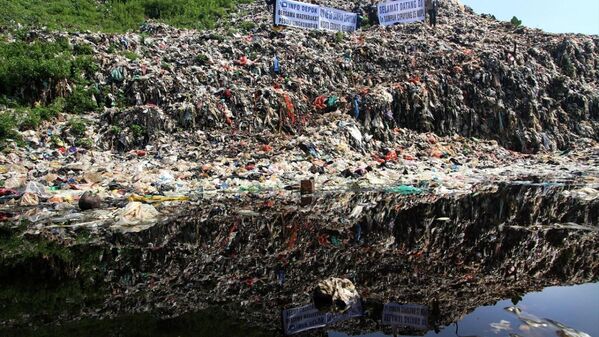 Endonezya’da her gün yükselen çöp dağına karşı çevre eylemi - Sputnik Türkiye