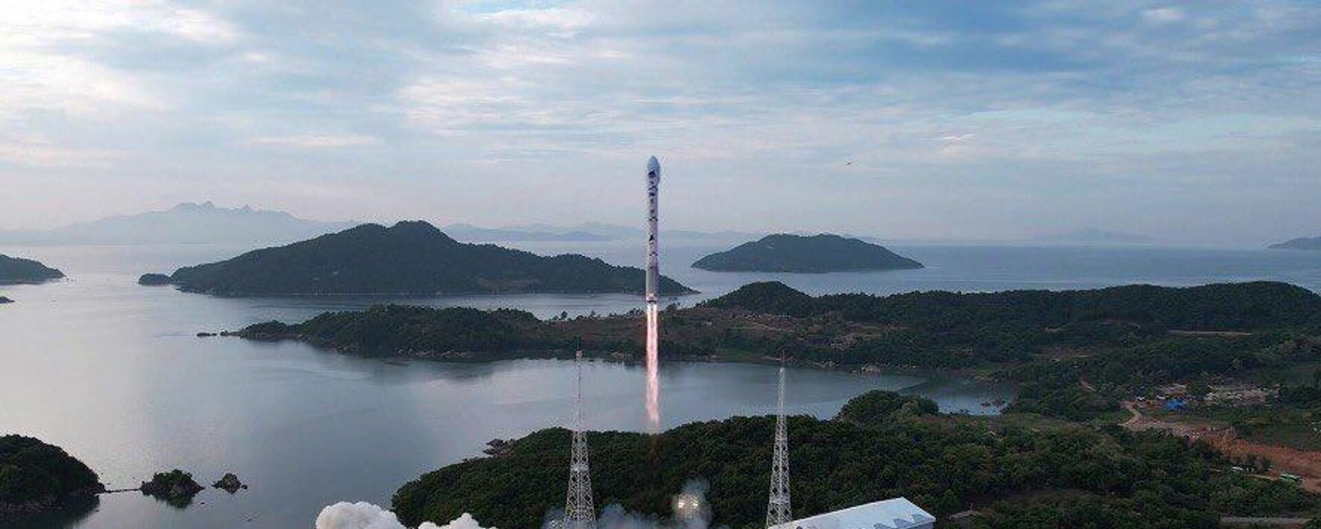 Kuzey Kore liderinin kız kardeşi Kim Yo Jong, ülkenin yeni uydu fırlatma rampasının fotoğraflarını paylaştı.  - Sputnik Türkiye, 1920, 01.06.2023
