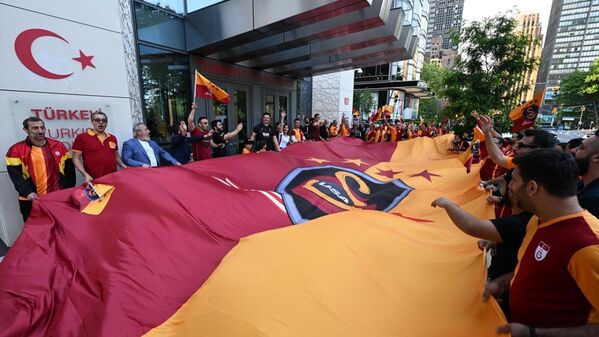 New York'ta şampiyonluk kutlamaları: Türkevi'ne dev Galatasaray bayrağı asıldı - Sputnik Türkiye