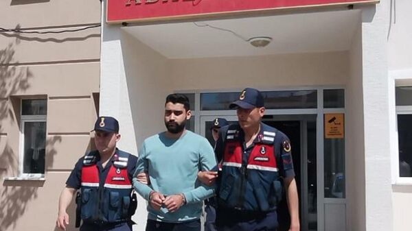 Konya'da sevgilisini darbettiğini düşündüğü kişiyi engellemek isterken öldürdüğü gerekçesiyle hakkında verilen 12 yıl 6 ay hapis cezasının bozulmasının ardından yapılan yeniden yargılamada 10 yıl 10 ay hapis cezasına çarptırılan Kadir Şeker, Kadınhanı ilçesinde yakalandı. - Sputnik Türkiye