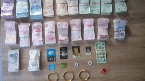 Konya'nın Selçuklu ilçesinde bir kadının kaybettiği para ve altın dolu poşet, polis ekiplerince sahibine teslim edildi. ( - Sputnik Türkiye