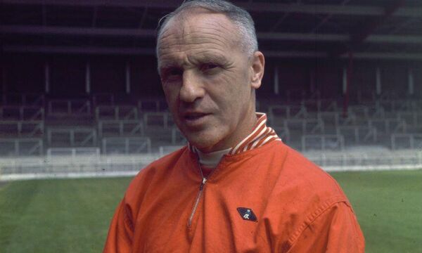 Liverpool&#x27;un efsane teknik direktörlerinden Bill Shankly, 1964 yılında kulübün görsel imajını değiştiren bir işe imza attı. Kırmızı forma, beyaz şortların yerine tamamen kırmızı giyinme fikrinin mimarı Shankly, bunu futbolcusu Ron Yeats&#x27;in üzerinde denedikten sonra, &quot;Bundan sonra böyle oynayacağız&quot; diyerek formanın rengini değiştirdi.  Liverpool taraftarlarının maçları daha rahat izleyebilmesi için Walton Breck yolu üzerine oluşturulan topraktan tümsek, 1906 yılından itibaren dünyanın en ünlü tribünlerinden biri haline geldi. İngiltere&#x27;nin taraf olduğu Boer Savaşı&#x27;nda, çoğu Liverpool kentinden giden İngiliz askerlerinin &#x27;Spion Kop&#x27; adı verilen tepedeki başarısından adını alan tribün, yüz yılı aşkın bir süredir takımlarına verdiği destekle rakiplerinin gözünü korkutmaya devam ediyor. - Sputnik Türkiye