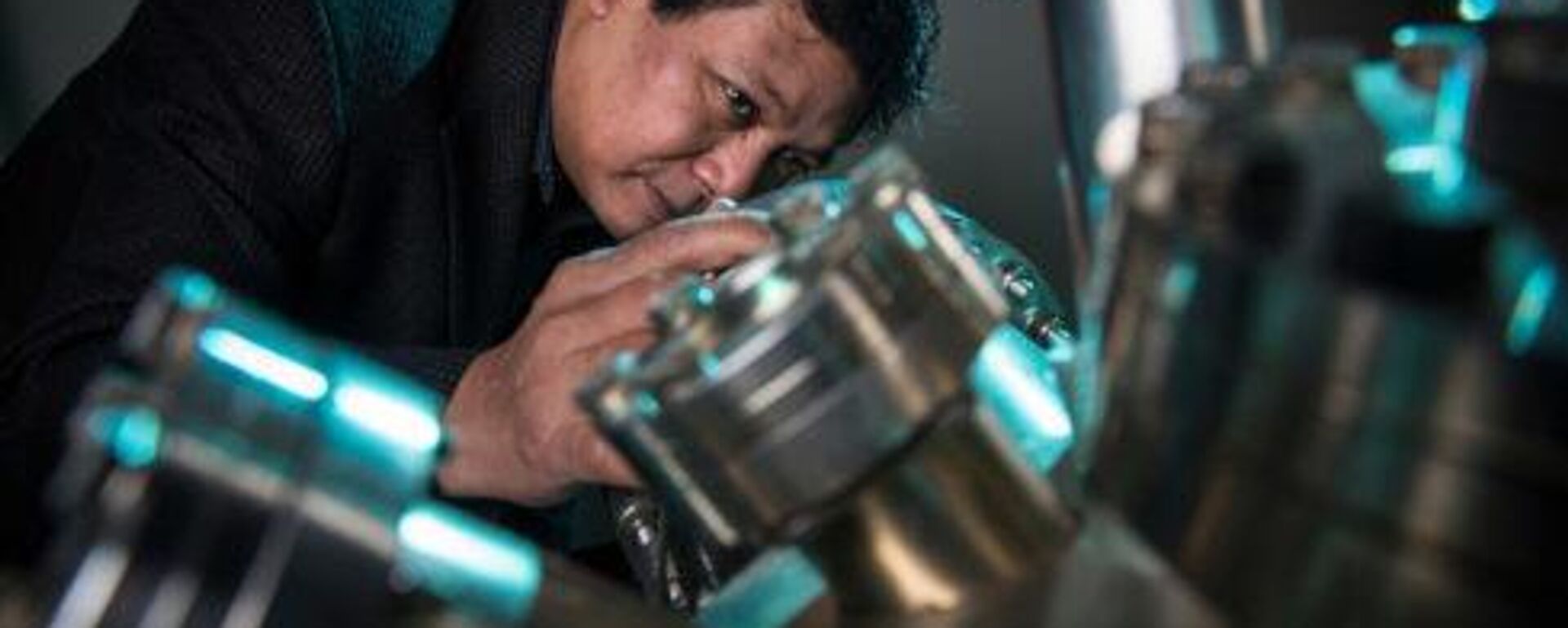 Fizikçi Saw-Wai Hla, Ohio Üniversitesi'nin Yüzey Bilimi Laboratuvarı'ndaki taramalı tünelleme mikroskobunun başında   - Sputnik Türkiye, 1920, 02.06.2023