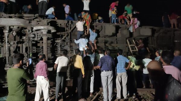 Hindistan’daki Bahanaga İstasyonu'nda iki trenin çarpışmasıyla 50 kişi hayatını kaybetti, 350 kişi yaralandı. - Sputnik Türkiye