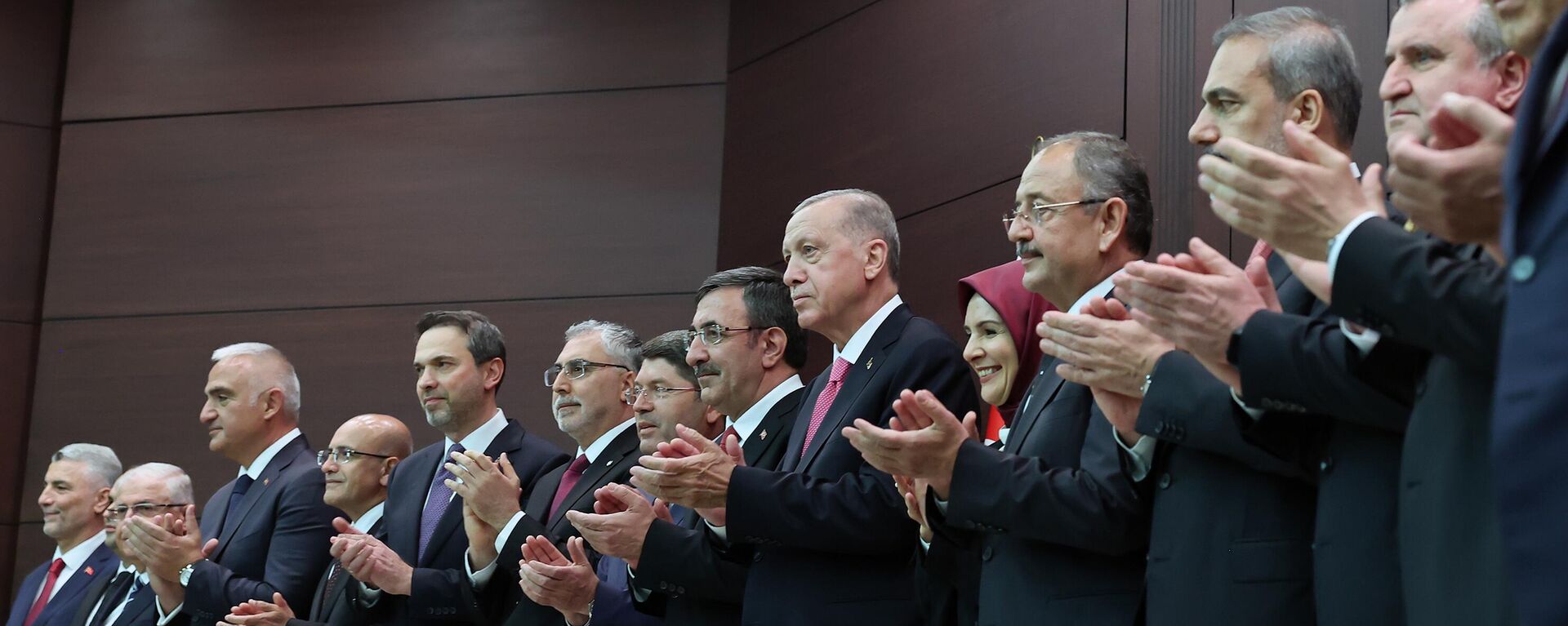Cumhurbaşkanı Recep Tayyip Erdoğan, Çankaya Köşkü’nde düzenlediği basın toplantısında yeni kabine üyelerini açıkladı. Yeni kabinede, Cumhurbaşkanı Yardımcısı Cevdet Yılmaz, Adalet Bakanı Yılmaz Tunç, Aile ve Sosyal Hizmetler Bakanı Mahinur Özdemir Göktaş, Çalışma ve Sosyal Güvenlik Bakanı Vedat Işıkhan, Çevre, Şehircilik ve İklim Değişikliği Bakanı Mehmet Özhaseki, Dışişleri Bakanı Hakan Fidan, Enerji ve Tabii Kaynaklar Bakanı Alparslan Bayraktar, Gençlik ve Spor Bakanı Osman Aşkın Bak, Hazine ve Maliye Bakanı Mehmet Şimşek, İçişleri Bakanı Ali Yerlikaya, Kültür ve Turizm Bakanı Mehmet Nuri Ersoy, Milli Eğitim Bakanı Yusuf Tekin, Milli Savunma Bakanı Yaşar Güler, Sağlık Bakanı Fahrettin Koca, Sanayii ve Teknoloji Bakanı Mehmet Fatih Kacır, Tarım ve Orman Bakanı İbrahim Yumaklı, Ticaret Bakanı Ömer Bolat, Ulaştırma ve Altyapı Bakanı Abdülkadir Uraloğlu görev aldı.
 - Sputnik Türkiye, 1920, 09.11.2023