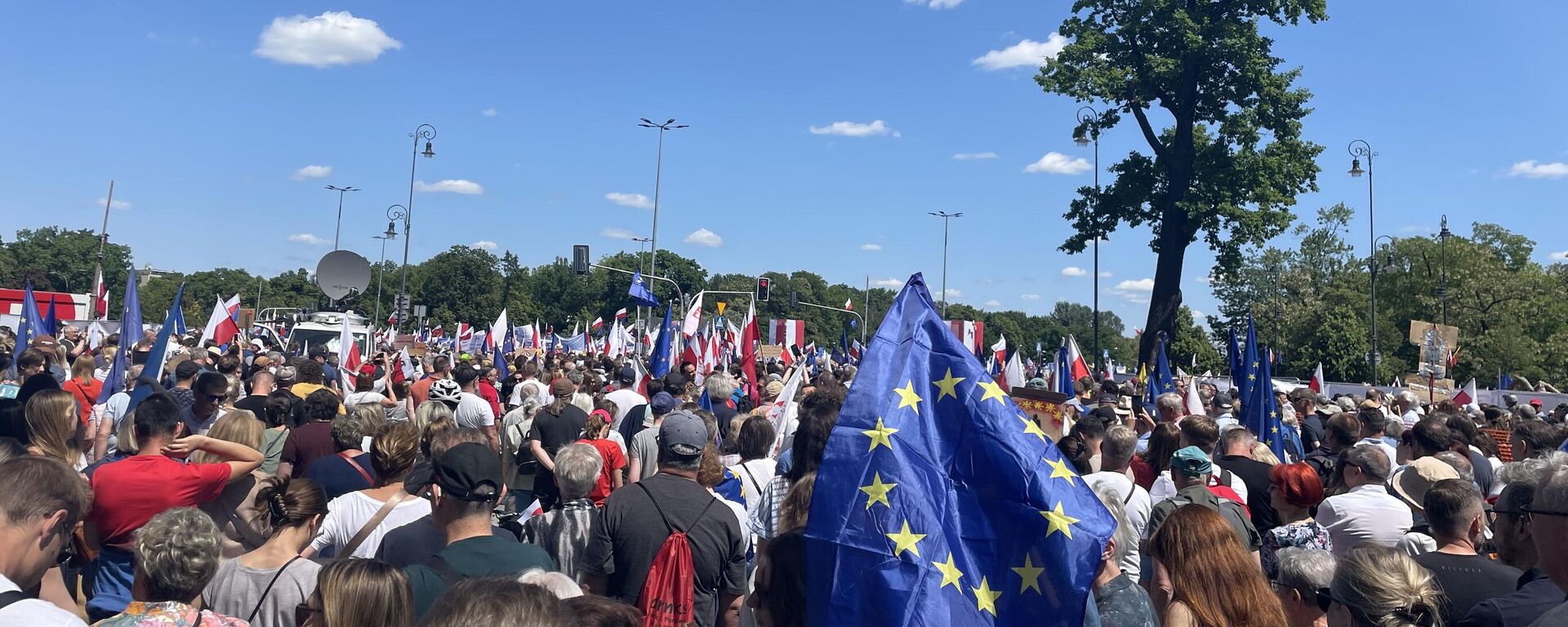 Polonya'da en büyük muhalefet partisi olan Sivil Platform'un (PO) lideri ve eski Başbakan Donald Tusk, bugün yaptığı çağrıyla 500 bin kişinin Varşova meydanlarında toplandığını bildirdi. - Sputnik Türkiye, 1920, 02.10.2023