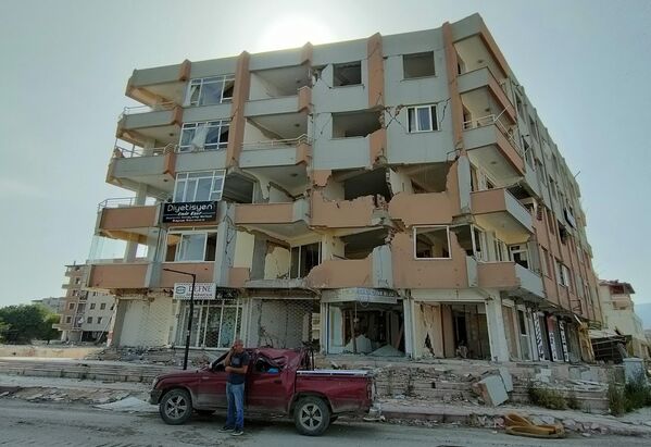 Depremde işyeri yıkıldı, hasarlı kamyonetini dükkanı haline getirdi - Sputnik Türkiye