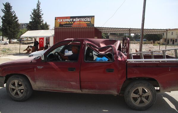 Depremde işyeri yıkıldı, hasarlı kamyonetini dükkanı haline getirdi - Sputnik Türkiye