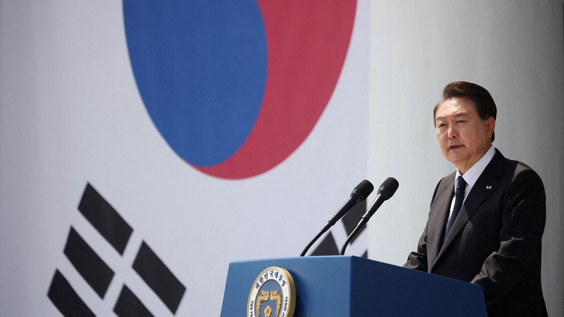 Yonhap'ın haberine göre Yoon, Seul Ulusal Mezarlığı'nda Kore Şehitlerini Anma Günü dolayısıyla yaptığı konuşmada, nisanda Biden ile imzaladığı Washington Deklarasyonu'na işaret ederek ABD'nin nükleer silahlar dahil tüm askeri kapasitesiyle Güney Kore'yi savunmak için 'genişletilmiş caydırıcılık' önlemleri alma taahhüdünde bulunduğunu söyledi. - Sputnik Türkiye, 1920, 02.10.2026