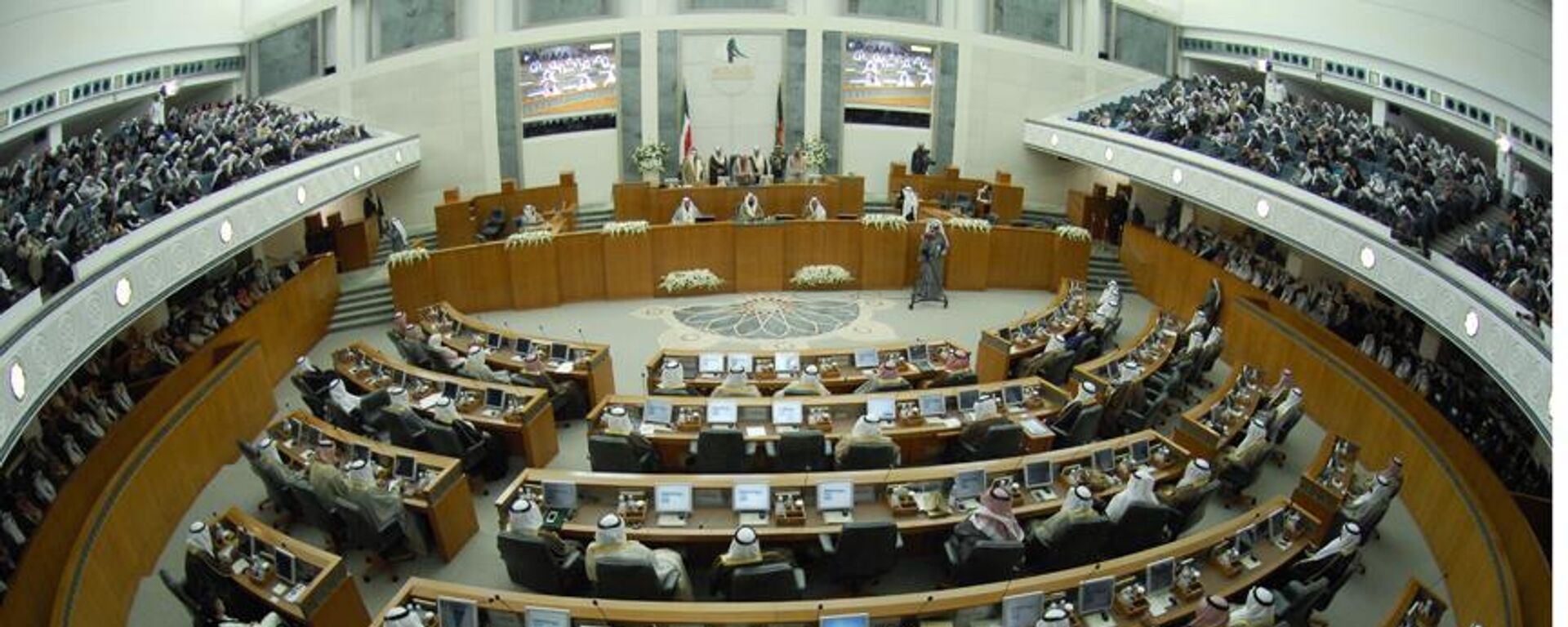 Kuveyt'te dün yapılan parlamento seçimleri sonucu 50 sandalyeli Ulusal Meclise 13 yeni isim girdi. Canan Buşehri, meclise giren tek kadın oldu. - Sputnik Türkiye, 1920, 07.06.2023