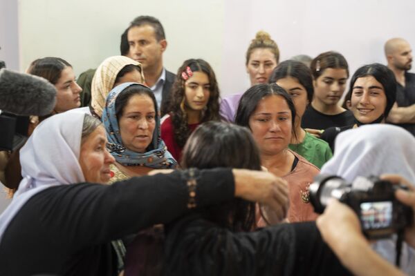 IŞİD tarafından 2014 yılında Sincar'dan kaçırılan 6 Ezidi kadın 9 yıl aradan sonra ailelerine kavuştu. Kurtarılan kadınlar, Irak'ın Dohuk kentindeki Azadi Panorama parkında düzenlenen törenle bölge yetkilileri ve aileleri tarafından karşılandı.
 - Sputnik Türkiye