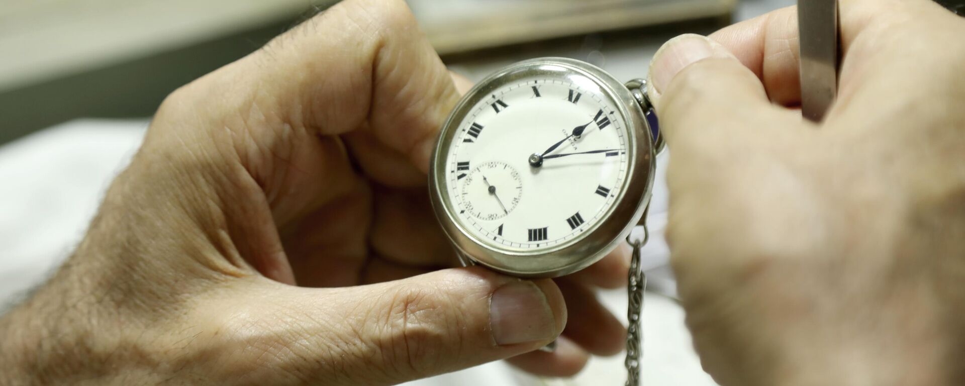 53 yıllık saat tamircisi: Zamanı tamir edip geri alabilseydim 53 yıl geri gitmek isterdim - Sputnik Türkiye, 1920, 02.07.2025