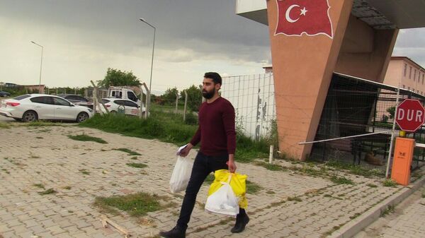 Konya'da sevgisiyle kavga eden Özgür Duran'ı engellemek isterken bıçaklayarak ölümüne neden olan ve 10 yıl 10 ay hapis cezasına çarptırılan Kadir Şeker, açık cezaevine alındığı için korona virüs nedeniyle 31 Temmuz'a kadar yeniden izinli olarak tahliye edildi. - Sputnik Türkiye