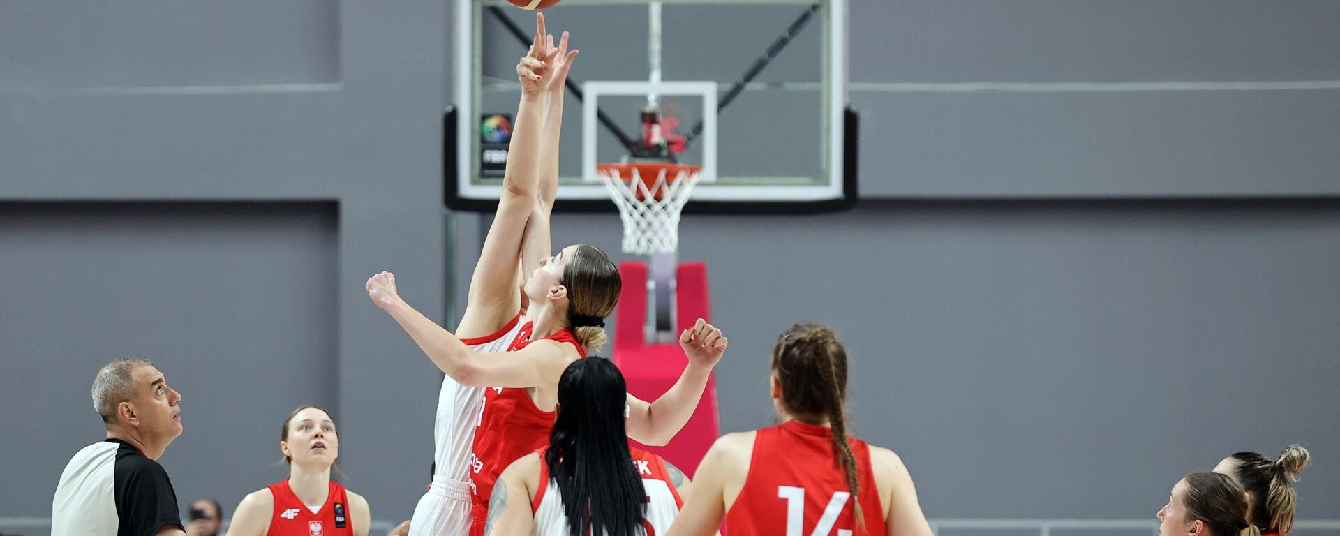 Türkiye A Milli Kadın Basketbol Takımı, FIBA 2023 Kadınlar Avrupa Basketbol Şampiyonası hazırlık maçında Polonya ile Ahmet Cömert Spor Salonu'nda karşılaştı - Sputnik Türkiye, 1920, 08.06.2023