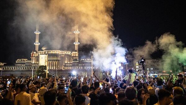 Manchester City'nin şampiyonluğu Taksim'de kutlandı - Sputnik Türkiye