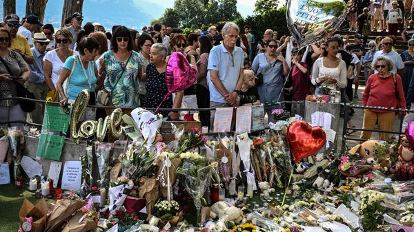 Fransa'nın Annecy kenti sakinleri, parkta çocuklara bıçaklı saldırı sonrası kurbanlarla ailelerine destek için olay yerinde toplandı. (11 Haziran 2023) - Sputnik Türkiye
