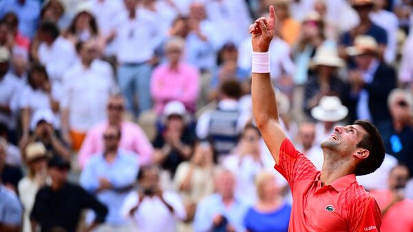 Fransa Açık Tenis Turnuvası tek erkekler finalinde Norveçli Casper Ruud'u 3-0 yenen Sırp raket Novak Djokovic şampiyon oldu. Fransa Açık'ta 3. zaferini yaşayan Sırp raket hem dünya 1 numarasına yükseldi hem de 23. Grand Slam şampiyonluğuyla Federer ve Nadal'ı geride bıraktı. - Sputnik Türkiye