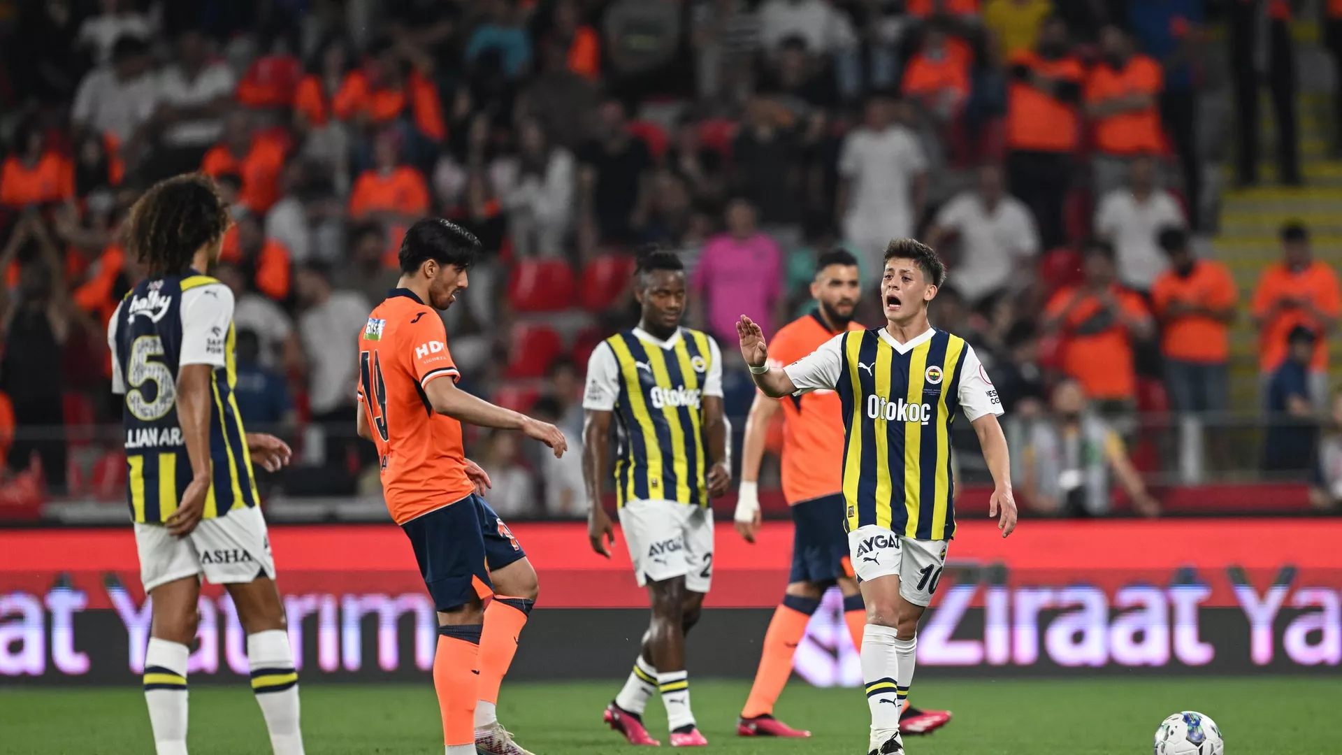 Ziraat Türkiye Kupası finalinde Medipol Başakşehir'i 2-0 mağlup eden Fenerbahçe, kupanın sahibi oldu. Ziraat Türkiye Kupası finalinde Medipol Başakşehir'i 2-0 mağlup eden Fenerbahçe, kupanın sahibi oldu. - Sputnik Türkiye, 1920, 11.06.2023