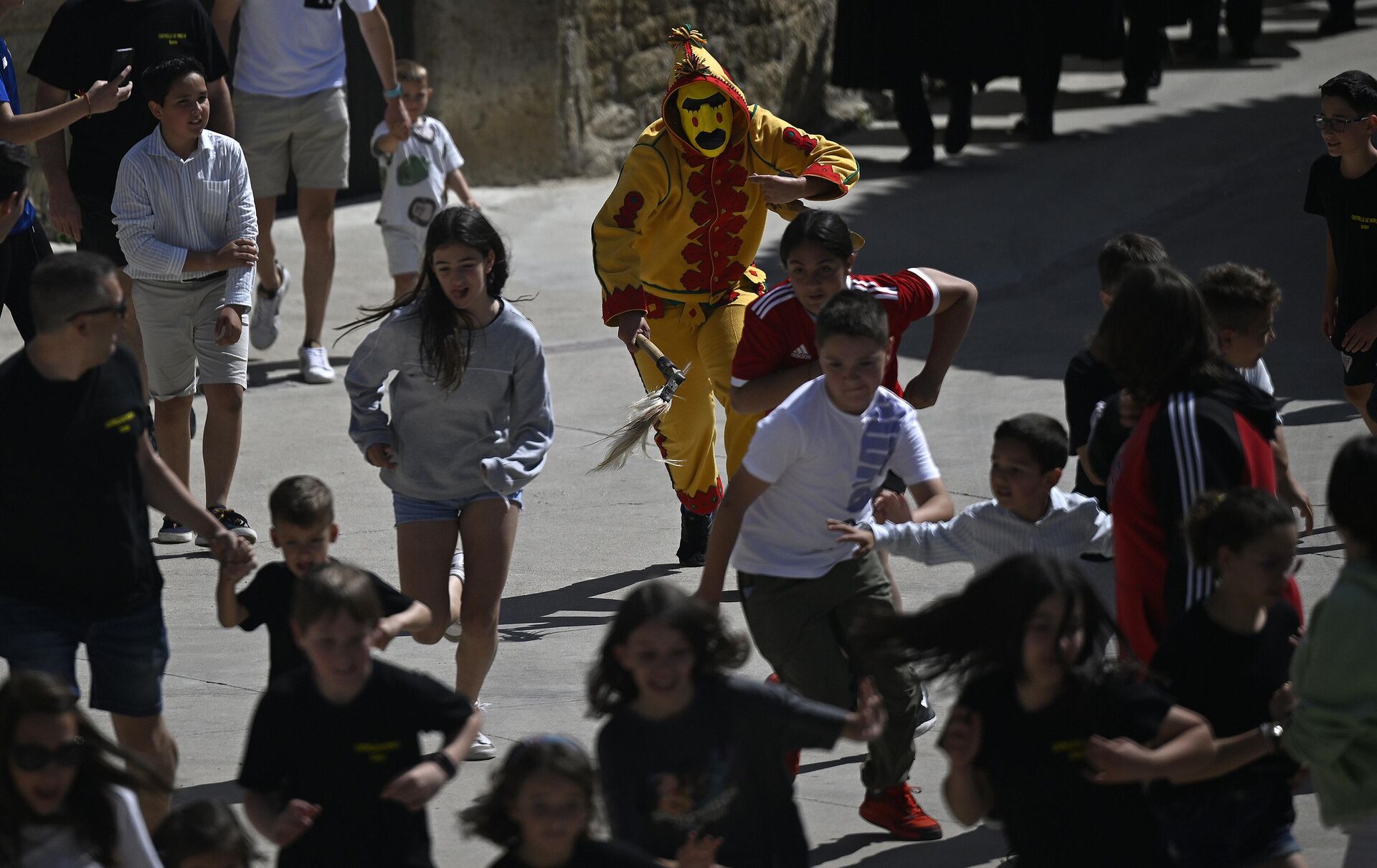 
İlk olarak 1621 yılında  gerçekleştirildiği belirtilen festivalde, sokakta çocukları kovalayan  El Colacho'nun, elindeki kırbacıyla her vuruşunda çocukları,  üzerlerinden her atlamasında da bebekleri hem hastalıktan koruduğuna hem  de kötülüklerden arındırdığına inanılıyor. - Sputnik Türkiye, 1920, 11.06.2023