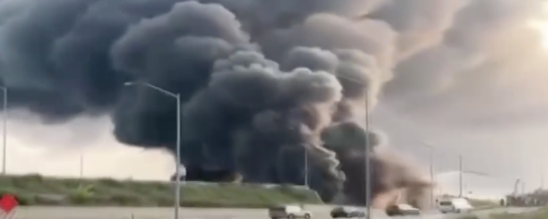 Otoyoldaki yangında üst geçit çöktü - Sputnik Türkiye, 1920, 12.06.2023