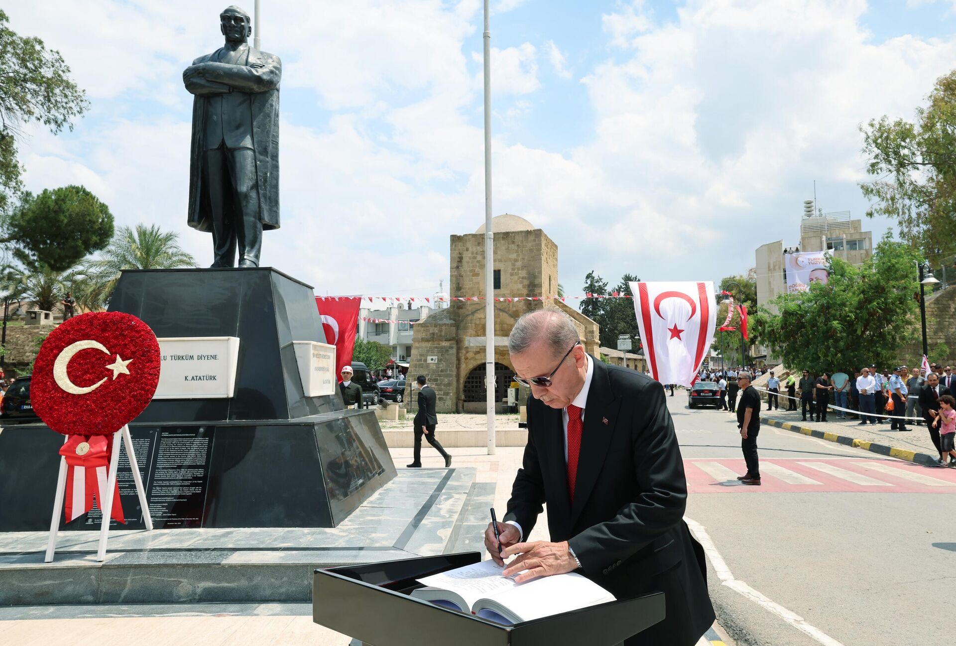 Cumhurbaşkanı Erdoğan, Lefkoşa Atatürk Anıtı'nı ziyaret etti - Sputnik Türkiye, 1920, 12.06.2023