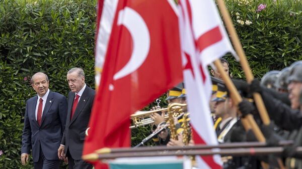 Cumhurbaşkanı Erdoğan, Kuzey Kıbrıs Cumhurbaşkanı Tatar tarafından resmi törenle karşılandı. - Sputnik Türkiye