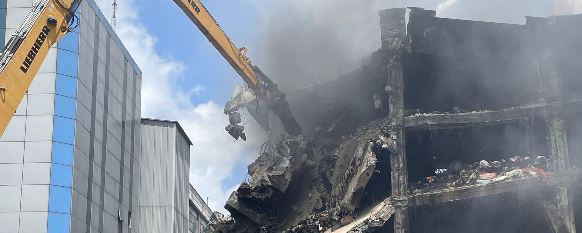 Başakşehir'de iki gündür yanan fabrikada yıkım başladı - Sputnik Türkiye, 1920, 12.06.2023