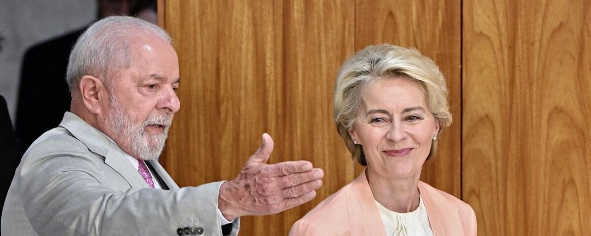 Avrupa Birliği (AB) Komisyonu Başkanı Ursula von der Leyen, Brezilya Devlet Başkanı Luiz Inacio Lula da Silva ile bir araya geldi. - Sputnik Türkiye, 1920, 13.06.2023