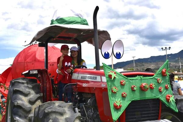 Güney Amerika ülkesi Kolombiya&#x27;nın Boyata bölgesindeki Sutamarchan kasabasında geçtiğimiz pazar günü düzenlenen &#x27;La Tomatina&#x27; adlı domates festivali renkli görüntülere sahne oldu. - Sputnik Türkiye