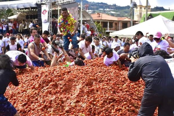 Yerli ve yabancı çok sayıda turistin ilgisini çeken La Tomatina festivali, domates yetiştiriciliğini teşvik etmek amacıyla Sutamarchan kasabasında 2005 yılından bu yana düzenleniyor. - Sputnik Türkiye