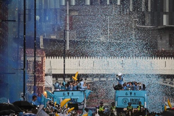Sezonu 3 kupayla kapatan Manchester City, şehir turu attı
 - Sputnik Türkiye
