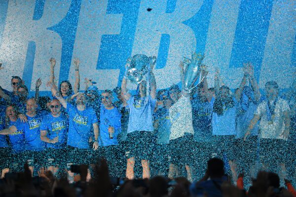 Sezonu 3 kupayla kapatan Manchester City, şehir turu attı
 - Sputnik Türkiye