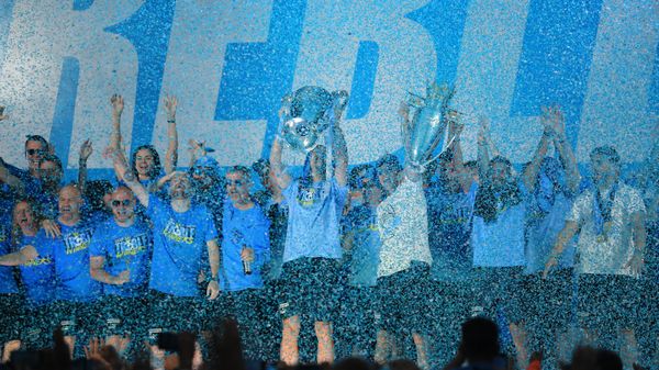 Sezonu 3 kupayla kapatan Manchester City, şehir turu attı
 - Sputnik Türkiye