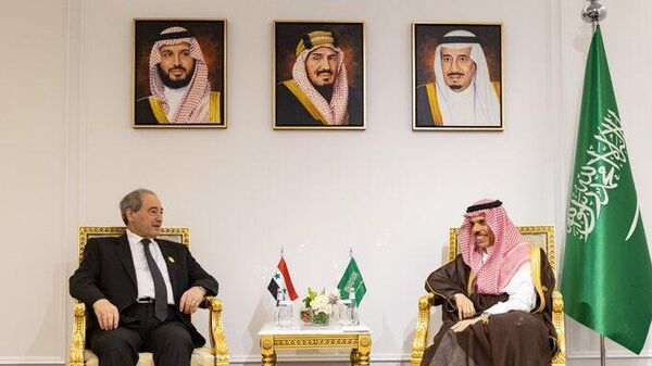 Suudi Arabistan’ın başkenti Riyad’da düzenlenen Arap ülkeleri ile Pasifik adaları ülkeleri arasında ikinci ortak bakanlar toplantısı vesilesiyle baş başa görüşen Suriye Dışişleri Bakanı Faysal Mikdad (solda) ile Suudi Dışişleri Bakanı Faysal bin Ferhan  - Sputnik Türkiye