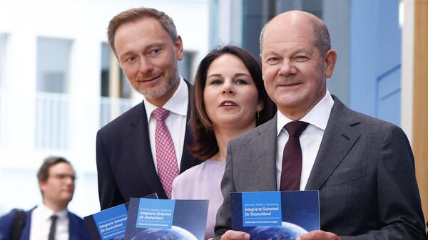 FDP'li Maliye Bakanı Christian Lindner, Yeşiller'den Dışişleri Bakanı Annalena Baerbock ve Sosyal Demokrat Partili (SPD) Olaf Scholz, Almanya'nın ilk Ulusal Güvenlik Stratejisi belgesini tanıttıkları basın toplantısında  - Sputnik Türkiye