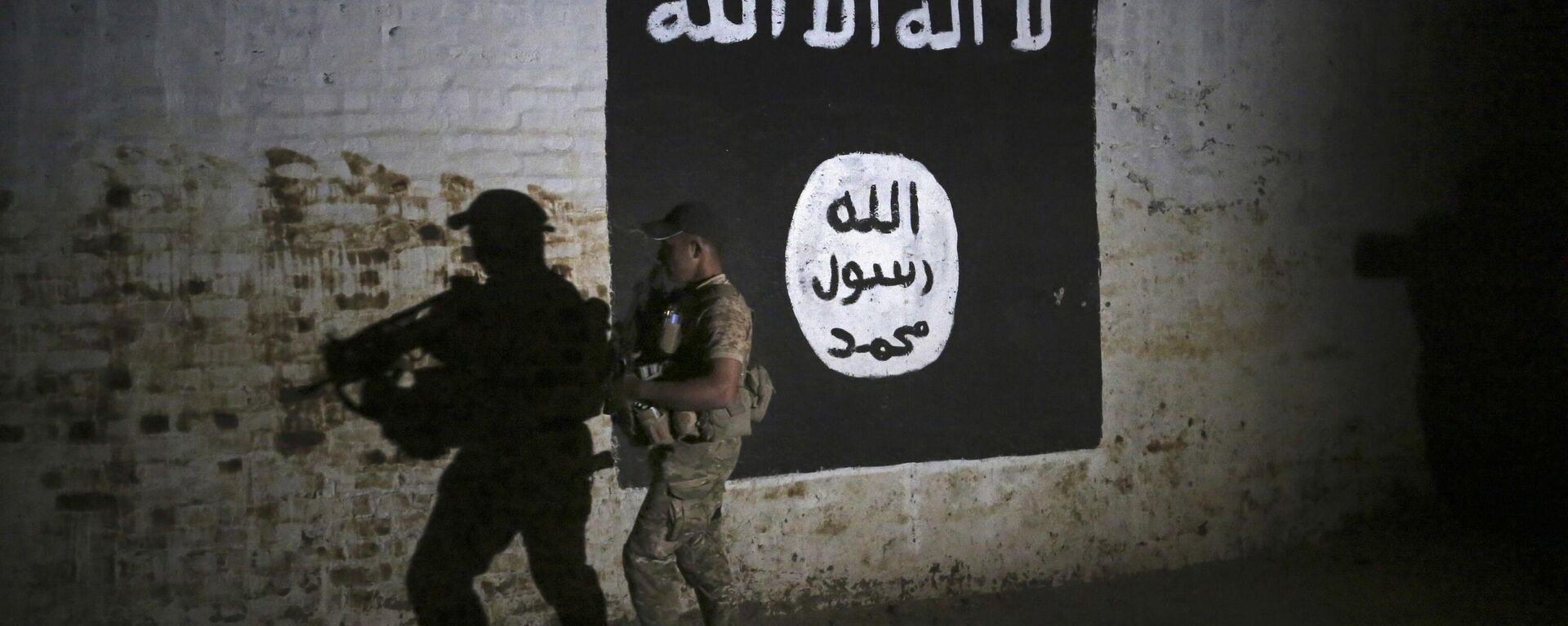 IŞİD savaşçılarının IŞİD bayrağı çizilmiş kampında denetim yapan Irak askeri (Musul, Irak, Mart 2017)  - Sputnik Türkiye, 1920, 04.01.2024
