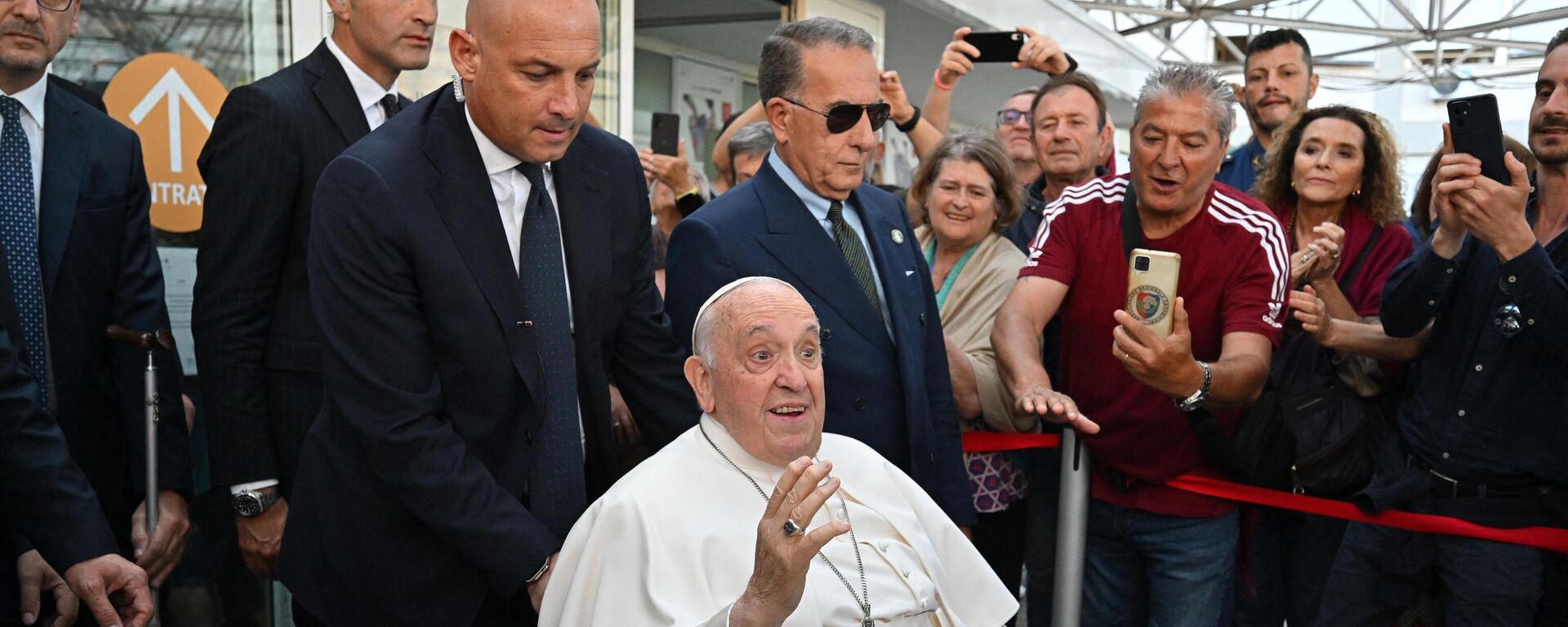 Katoliklerin ruhani lideri ve Vatikan Devlet Başkanı Papa Francis, karnında kesiğe bağlı gelişen fıtık sebebiyle 7 Haziran'da yapılan operasyonun ardından taburcu edildi. Kendisini bekleyen kalabalığa seslenen Papa, Hâlâ hayattayım dedi.  - Sputnik Türkiye, 1920, 16.06.2023