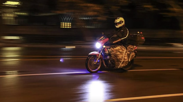 Üzerine elektrik direği düşen motosiklet sürücüsü hayatını kaybetti - Sputnik Türkiye