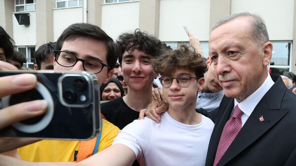 Cumhurbaşkanı Erdoğan, Haydarpaşa Lisesi'nde düzenlenen 2022-2023 Eğitim Öğretim Yılı Karne Dağıtım Töreni'nde - Sputnik Türkiye