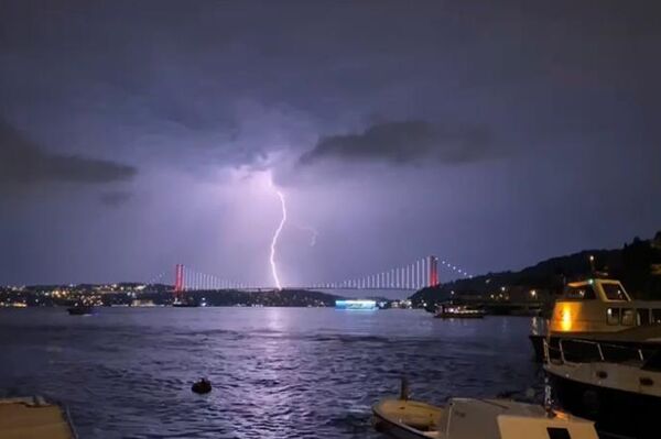 Meteorolojinin uyarılarının ardından İstanbul’da beklenen yağış öncesi gece saatlerinde peş peşe şimşekler çakmaya başladı - Sputnik Türkiye