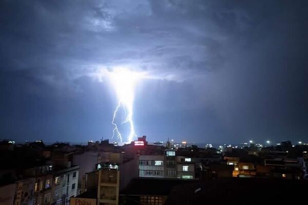 Meteorolojinin uyarılarının ardından İstanbul’da beklenen yağış öncesi gece saatlerinde peş peşe şimşekler çakmaya başladı - Sputnik Türkiye