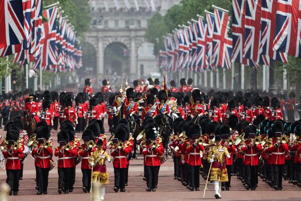 Resmi konutu Buckingham Sarayı&#x27;ndan etkinliğe katılmak üzere ayrılan Kral Charles, hükümdar olarak ilk kez at üstünde doğum günü dolayısıyla düzenlenen geçit törenine katıldı. - Sputnik Türkiye