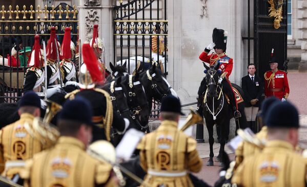 Yaklaşık 200 at ve bin 400 askerin katıldığı etkinlik, Kral Charles ve üst düzey kraliyet mensuplarının, Buckingham Sarayı karşısındaki The Mall Caddesi ve ardından Horse Guards Parade geçit töreni alanına doğru ilerlemesiyle başladı. - Sputnik Türkiye