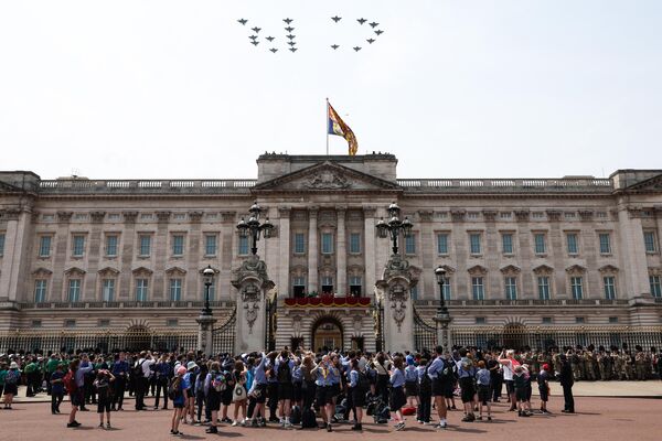 Kral&#x27;ın torunları Prens Louis, Prens George ve Prenses Charlotte da Buckingham Sarayı&#x27;nın balkonunda diğer kraliyet mensuplarıyla uçuş gösterisini izledi.Ayrıca, 75 yaşına giren Kral Charles&#x27;ın resmi doğum gününü kutlamak üzere başkentte farklı noktalarda çok sayıda top atışı yapıldı. - Sputnik Türkiye
