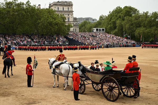 Kral Charles, annesi İngiltere Kraliçesi 2. Elizabeth&#x27;in ardından 1986&#x27;dan bu yana doğum günü dolayısıyla düzenlenen törene at üstünde katılan ilk hükümdar oldu. - Sputnik Türkiye
