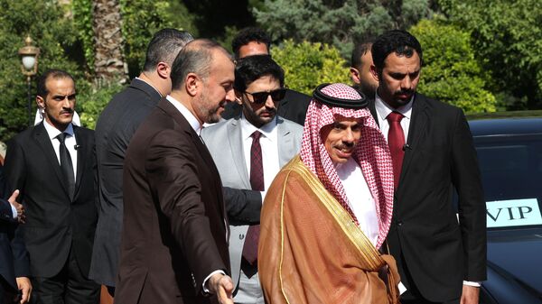 İran Dışişleri Bakanı Hüseyin Emir Abdullahiyan ile resmi ziyaret çerçevesinde Tahran'da bulunan Suudi Arabistan Dışişleri Bakanı Faysal Bin Ferhan bir araya geldi. - Sputnik Türkiye