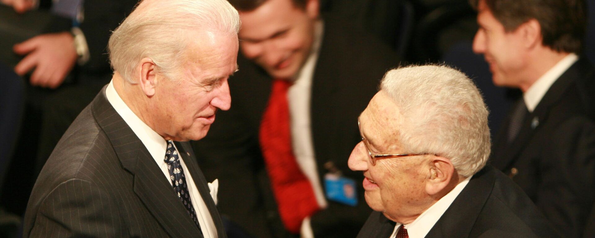 Joe Biden ile Henry Kissinger'ın 2009 yılında Münih Güvenlik Konferansı'ndaki görüşmesi - Sputnik Türkiye, 1920, 20.06.2023
