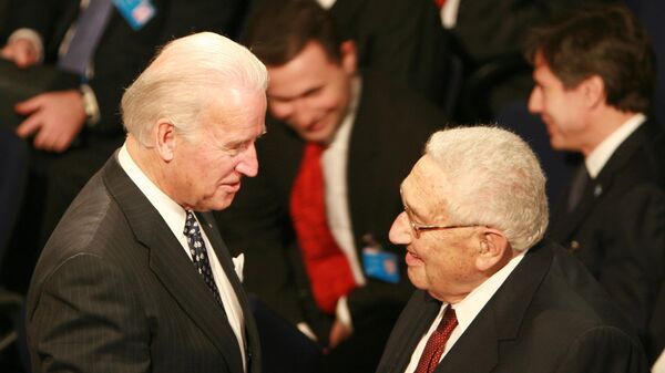 Joe Biden ile Henry Kissinger'ın 2009 yılında Münih Güvenlik Konferansı'ndaki görüşmesi - Sputnik Türkiye
