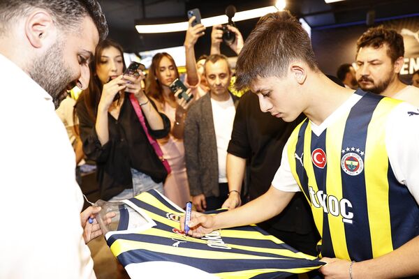 Fenerbahçe Futbol A Takımı 2023-2024 sezonu forma tanıtımı, Ülker Stadı'nın maraton tribün altında bulunan Fenerium Mağazası'nda gerçekleştirildi. Tanıtım programına katılan Fenerbahçe Kulübü Başkanı Ali Koç, mağaza içerisindeki basketbol sahasında vakit geçirdi.
 - Sputnik Türkiye