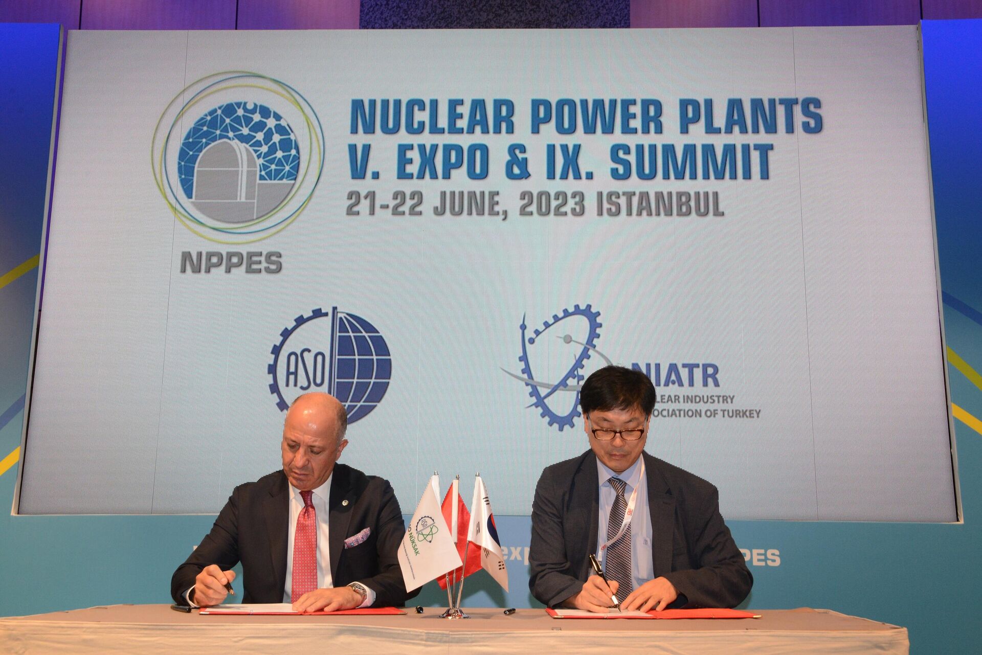 İşbirliği anlaşması, ASO Başkanı Seyit Ardıç ile KNA Başkan Yardımcısı Min-Cheol Lee arasında imzalandı. Anlaşmaya göre, ASO NÜKSAK ve Güney Kore Nükleer Derneği (KNA) arasında küçük modüler reaktörler (SMR'ler) ve gelecekteki diğer yeni nesil reaktörler dahil olmak üzere nükleer enerji projeleri ve fırsatlarla ilgili ortak çalışmalar yürütülecek. Tarafların üye firmalarına yönelik Türkiye ve Güney Kore arasında dönüşümlü olarak çevrim içi veya çevrim dışı endüstriyel diyalogu artıracak toplantılar ve seminerler düzenlenecek. - Sputnik Türkiye, 1920, 21.06.2023